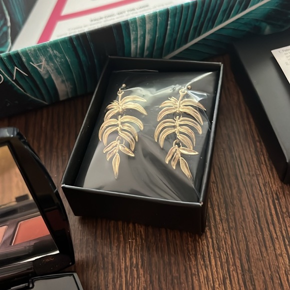 Avon Palm Chic gift box includes pierced earrings, gel nail color, eyeshadow - Picture 4 of 9